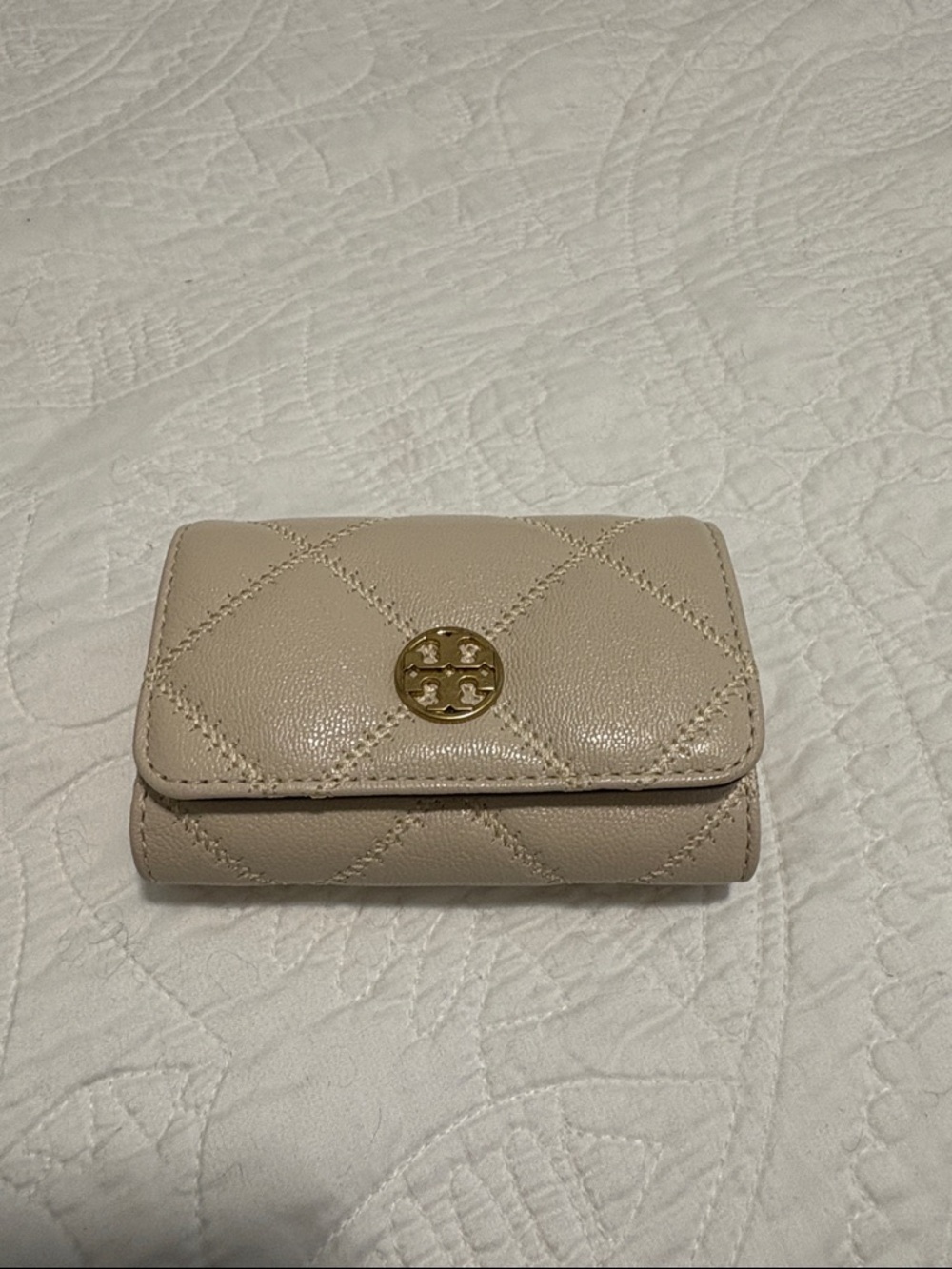 Tory Burch WILLA Quilted Card Case in Beige with Gold Emblem